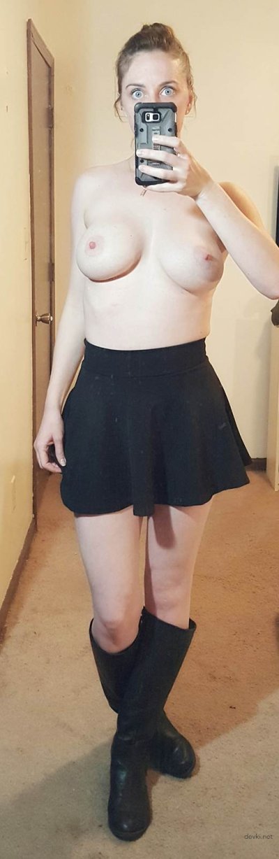 Фотографирует себя в разных позах перед зеркалом и делает селфи