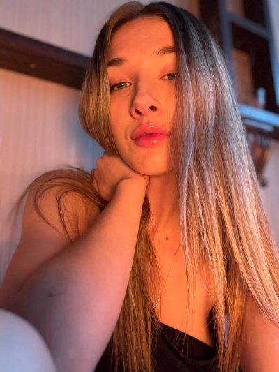 Сиськастая крошка показывает свои прелести!