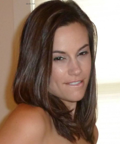 Интимные снимки соблазнительной брюнетки, демонстрирующей свою интимную зону