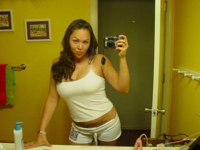 Женщина в форме позирует перед зеркалом: соблазнительные кривые и изысканный стиль!