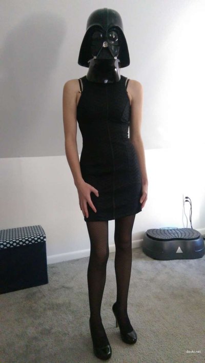 Страстная поклонница показывает свои формы соблазнительно