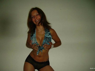 Девчонка с прекрасной грудью делает минет.