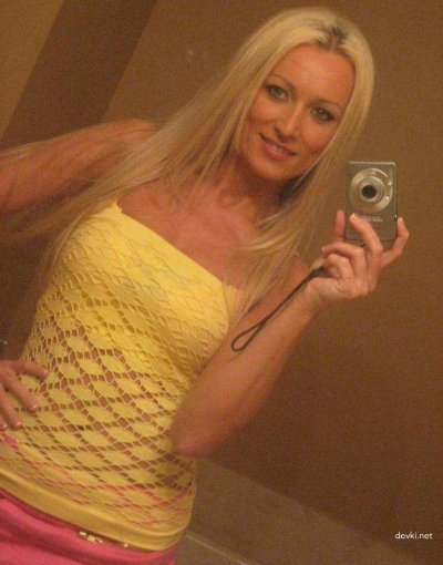 Блондинка с удовольствием принимает в рот масло для массажа