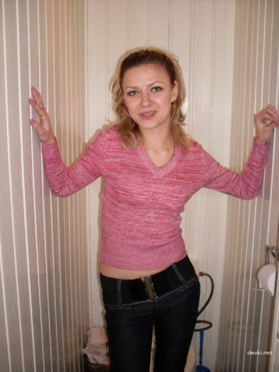 Молоденькая ученица обнажила свою киску