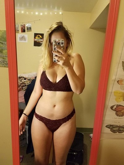 Фотографирует свое обнаженное отражение и в ванной - горячие снимки!