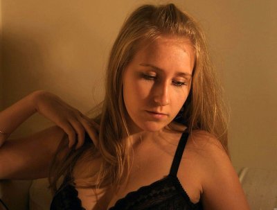 Сексуально позирует с наслаждением, демонстрируя интимную зону