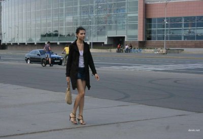 Девушка наслаждается страстным сексом на балконе под звездами