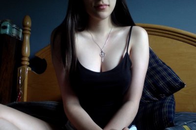 Пышногрудая красотка показывает свою голую писю на кровати