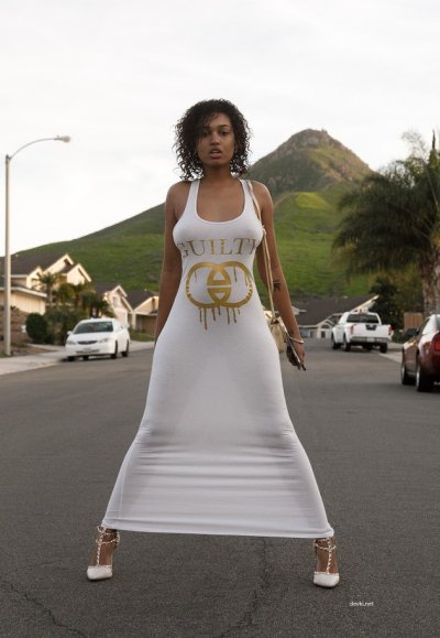 Сексуальная красотка демонстрирует свои прелести без одежды на людных местах