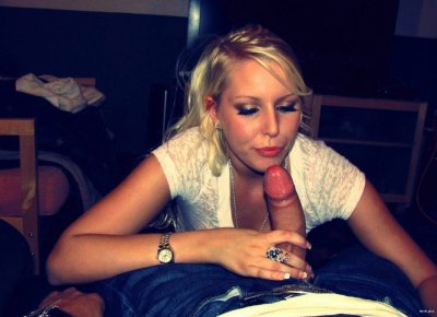 Сексуальная блондинка сосет член