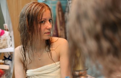 Шикарная милашка принимает ванну без одежды у себя дома