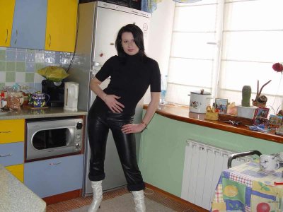 Девушка фотографируется и отсасывает пенис