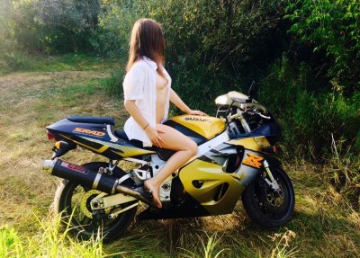 Блядь обожает двойное проникновение в постели - расширенный опыт для дамы