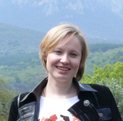 Молодая супруга без верхней одежды гордо демонстрирует свои прелести на морском берегу