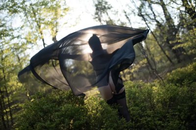 Соблазнительные изгибы красотки-революционерши