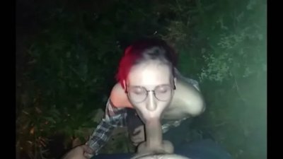 Сексуальная красотка наслаждается оральным сексом у костра в лесу под звездами