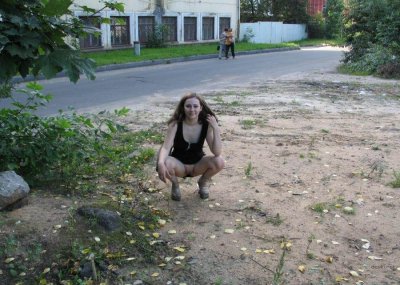 Девчонка на улице демонстрирует интимные места