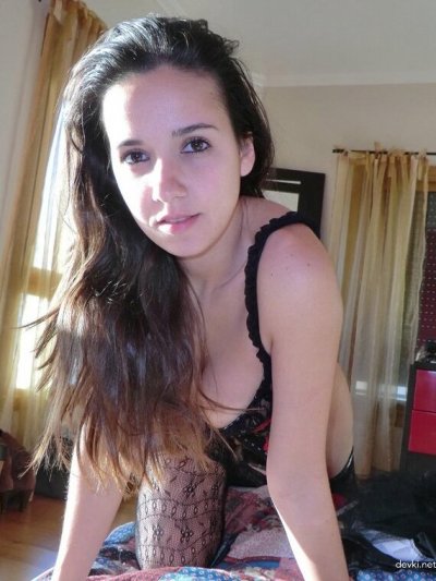 Молоденькая супруга с косматой киской: наслаждайтесь этим зрелищем!