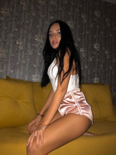 Фото горячей красотки, обожающей мастурбировать ногами и сосать