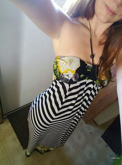 Снимает свою влажную писечку на фото