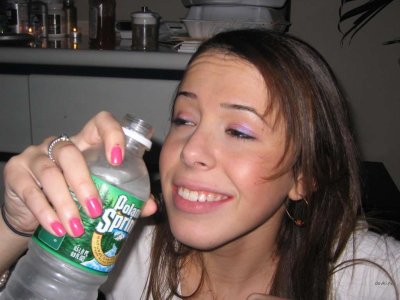 Улетная крошка фоткается и отсасывает член