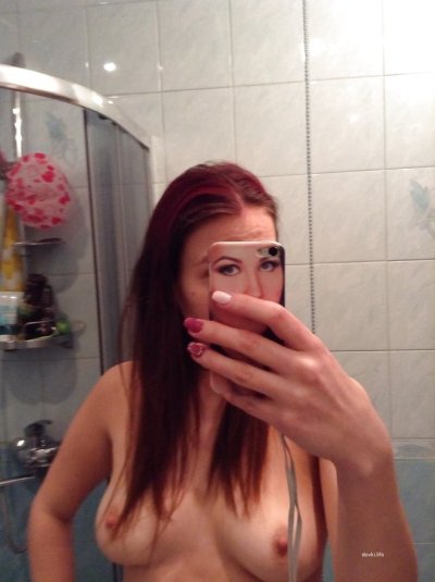 Мамаша самостоятельно сняла себя обнаженной на фото