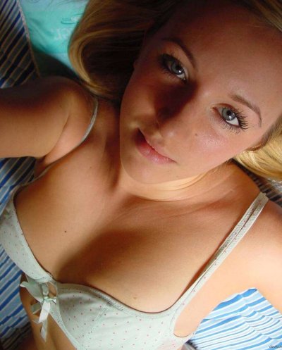 Красавица делает селфи без одежды!