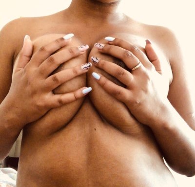 Привлекательная красотка демонстрирует свои прелести для ценителей грудастых изысков