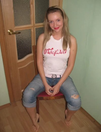 Сексапильная брюнетка вводит в себя прозрачный самотык