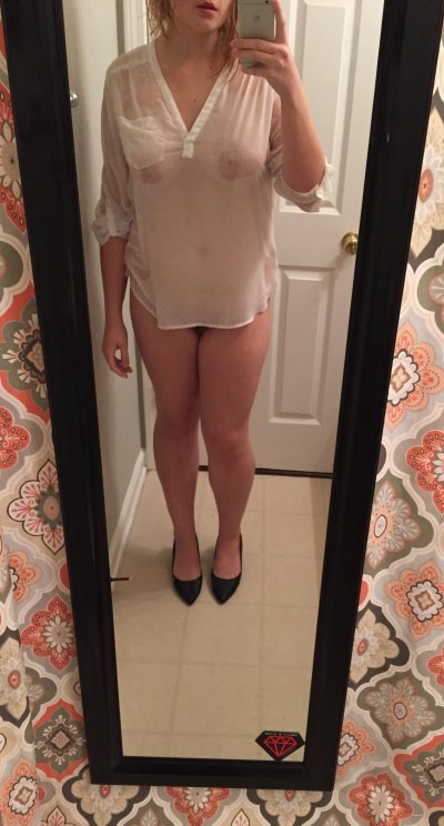 Сексуальная красотка в домашней одежде