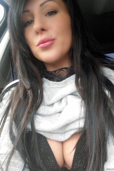 Сексуальные снимки темноволосой красотки