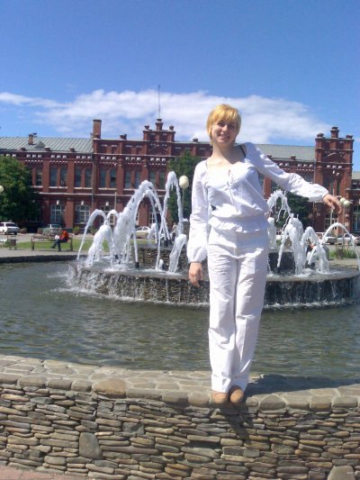 Огненная красотка демонстрирует гладко выбритую киску