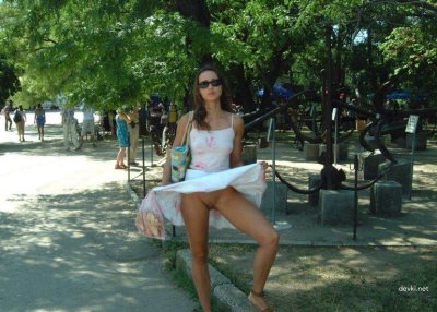 Откровенное шоу с голой красоткой: раздевание на публике