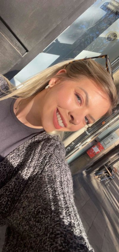 Сосет и обливается спермой в лицо