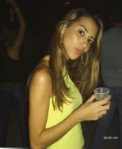 Молоденькая шалунья насаживается на пенис