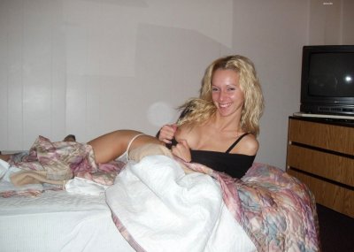 Развратная красотка демонстрирует свои прелести на кровати