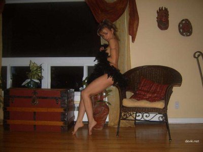 Обнаженная супруга делает минет