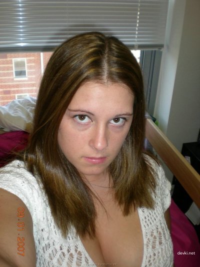 Упругая красотка с обворожительным бюстом