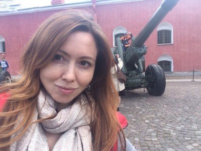 Демонстрирует, как делает минет