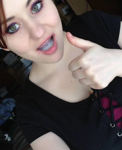 Огненная красавица с рыжими волосами ищет приключения