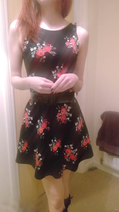 Сексуальная рыженькая красотка снимает на камеру платье и трусики