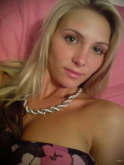 Обнаженная красотка принимает водные процедуры