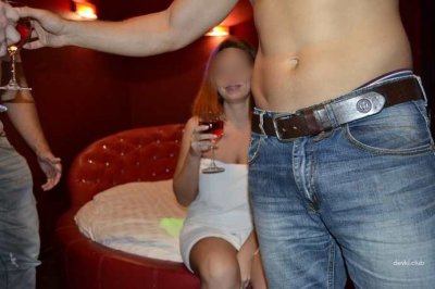 Горячая красавица с волосами цвета моркови устраивает горячую оргию