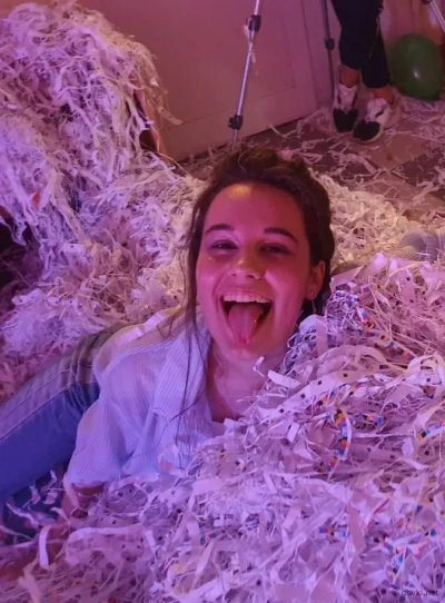 Милашка Надя забыла про приличия и ведет себя откровенно