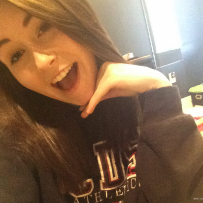 Щепетильная красотка фоткает себя