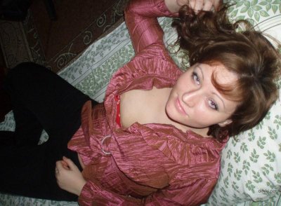 Девушка показывает, как её ласкают пареньки