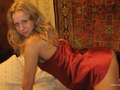 Расслабься и наслаждайся, горячая красотка плавно снимает одежду.