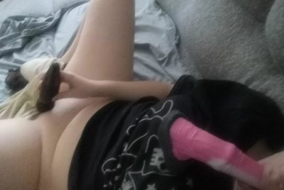 Поля наслаждается игрушкой для взрослых в одиночестве