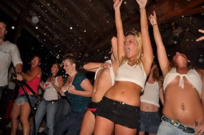 Груди влажных милф на вечеринке