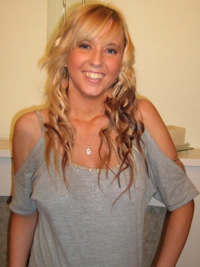 Обворожительная блондинка без верхней одежды - новый образец.